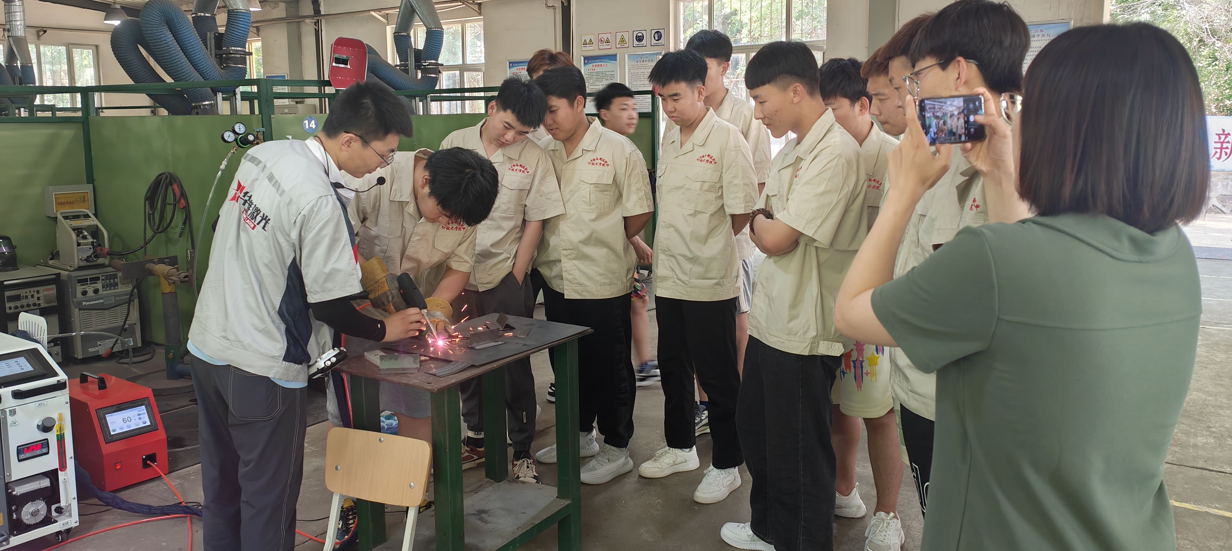 হুয়াওয়ে লেজারের 1500W হ্যান্ডহেল্ড ওয়েল্ডার লিয়াওনিং টেক কলেজে দক্ষতা প্রশিক্ষণ বাড়ায়